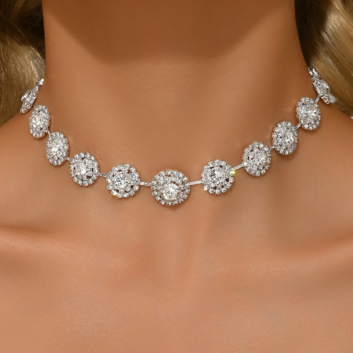 Colar Clássico com Círculos de Strass com Banho em Prata - Imagem 5