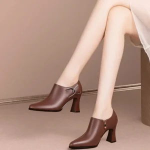 Bota de Salto Quadrado e Bico Fino