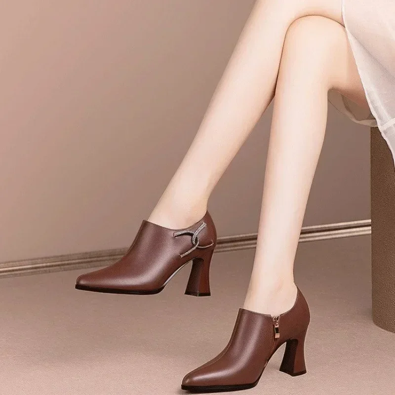 Bota de Salto Quadrado e Bico Fino
