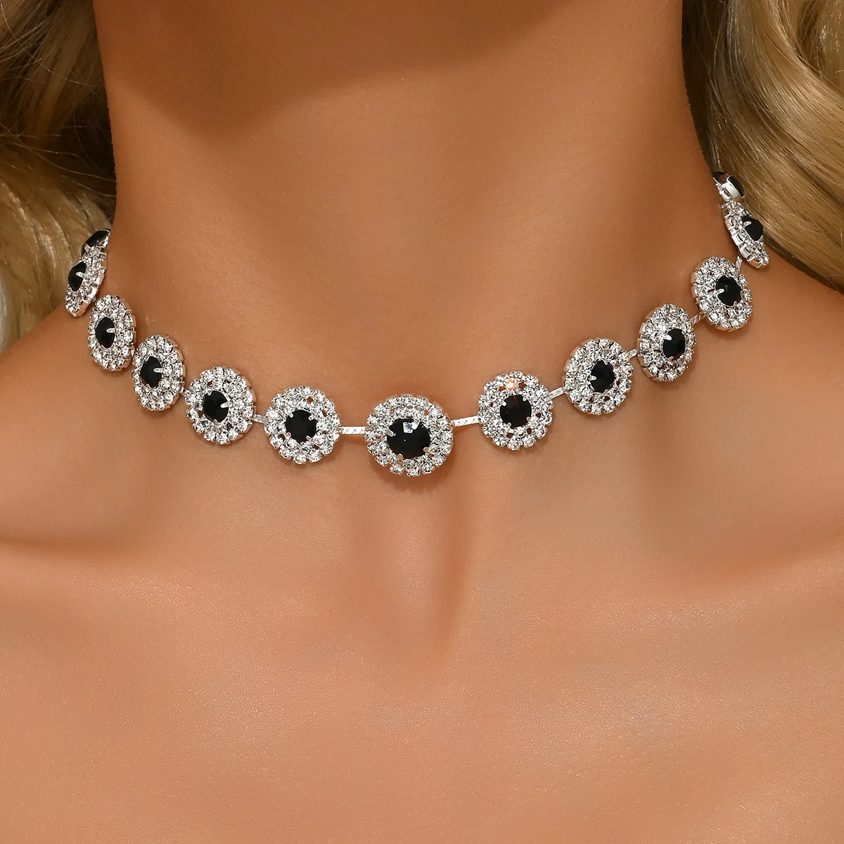 Colar Clássico com Círculos de Strass com Banho em Prata - Imagem 3