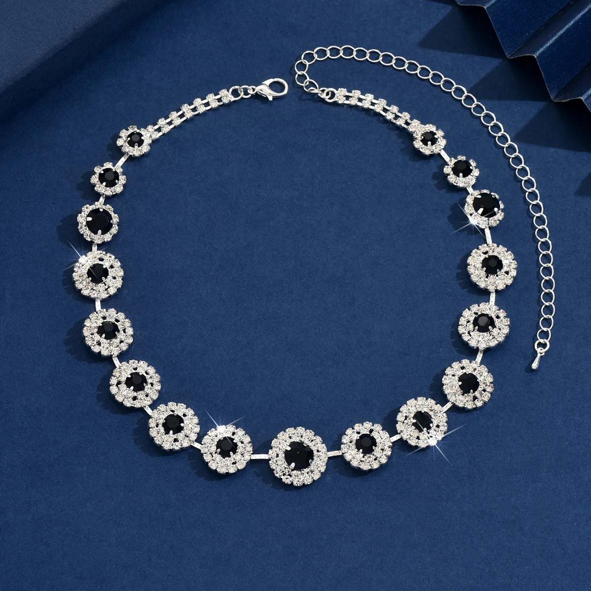 Colar Clássico com Círculos de Strass com Banho em Prata - Imagem 4
