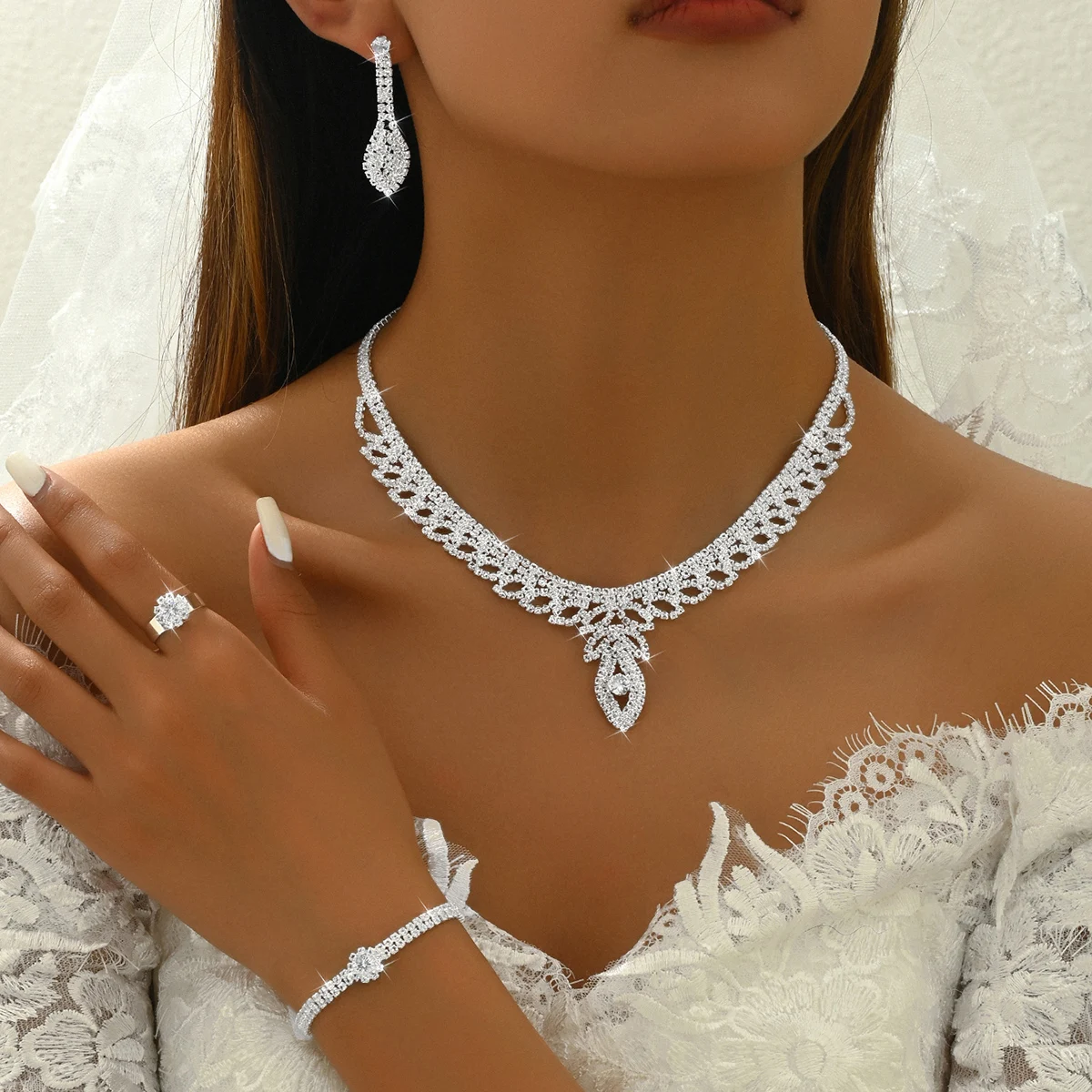 Conjunto Clássico com Flores de Cobre e Zircônia