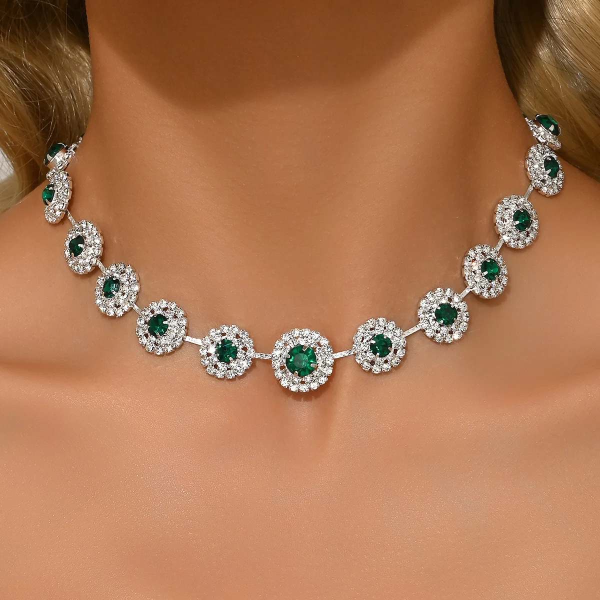 Colar Clássico com Círculos de Strass com Banho em Prata